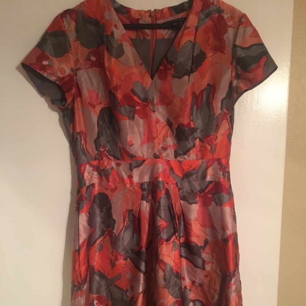 Floral silk dress fitted at waist